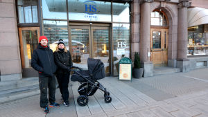Jussi Haapamäki och Erica Backholm hoppas på ett nytt varuhus i centrum. Jussi Haapamäki och Erica Backholm utanför HS center.