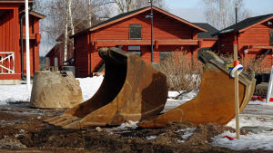 Miljön utanför saltbodarna är stökig just nu. Miljön utanför saltbodarna är stökig just nu.