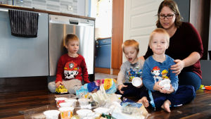 Simon 5 år och 3-åriga tvillingarna Walter och Oliver har hjälpt till med sorteringen - de har ätit yoghurten och mamma Hanna sorterat. Familjen Lönnfors har samlat plast.