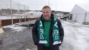 Fredrik Nyman är tacksam för alla frivilliga som ställt upp. Fredrik Nyman vid Borgå konstisbana.