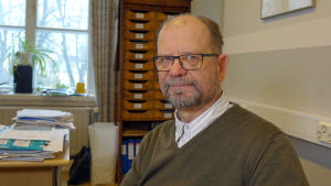 Sten Frondén tror på större affärsenheter i Drottningporten och mindre butiker i centrum. Utvecklingschef Sten Frondén på sitt arbetsrum i Lovisa.