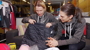 Silja Tilles och Marika Alhonen planerar vilka kläder de ska ta med sig till Seven Summits. Silja Tilles och Marika Alhonen planerar vilka kläder de ska ta med sig till Seven Summits.