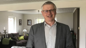 Lagtingsledamot Harry Jansson (Centern) vill inte att kommunerna ska tvingas att gå samman. Lagtingsledamot Harry Jansson (Centern) vill inte att kommunerna ska tvingas att gå samman.