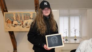 Cilla Helenius har fått pröva hur det känns att teckna på en gammaldags griffeltavla. Cilla Helenius har fått pröva hur det känns att teckna på en gammaldags griffeltavla.