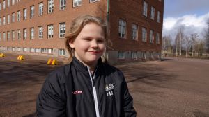 Kasper Åminne från årskurs 5 visste mycket om stadens historia, men lärde sig ännu mer under kulturstigen. Kasper Åminne utanför Generalshagens skola.