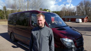 Taxiföretagare Mats Spets gillar inte att bilen slits av alla gropar i vägen. Taxiföretagare Mats Spets gillar inte att bilen slits av alla gropar i vägen.
