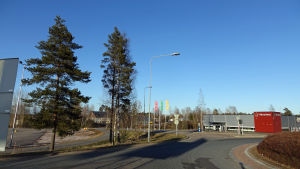 Företagen Värisilmä och Tokmanni är de synligaste företagen i den nuvarande Drottningporten. Företagen Värisilmä och Tokmanni är de synligaste företagen i den nuvarande Drottningporten.