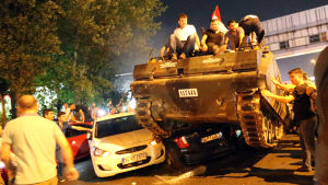 Kuppförsöket i Turkiet år 2016 blev inte heller så bra Stridsvagn kör över en bil