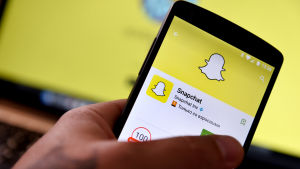 Snapchat är ofta det första sociala mediet som unga öppnar på mobilen på morgonen. En smarttelefon med Snapchat.