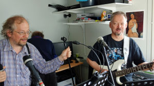 Solisten Roger Ek och gitarristen Rolf Gustafsson värmer upp med Proud Mary. Solisten Roger Ek och gitarristen Rolf Gustafsson värmer upp med Proud Mary.