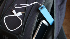 Om batteriet är tomt går det inte ens att ringa nödnumret. Se därför alltid till att packa med dig laddare när du ska åka på resa. Bild på en laddare och en telefon inför packning.