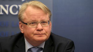 Sveriges försvarsminister Peter Hultqvist under en presskonferens i Riga 31.3.2017 Sveriges försvarsminister Peter Hultqvist under en presskonferens i Riga 31.3.2017