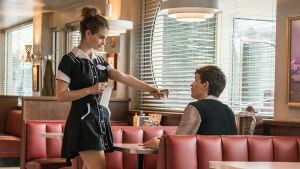 Debora (Lily James) och Baby (Ansel Elgort) träffas och inser att de båda älskar musik och varann. Debora (Lily James) ger bandspelaren tillbaka till Baby (Ansel Elgort) båda två befinner sig i ett café.
