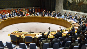 FN:s säkerhetsråd funderar vad man ska göra med Nordkorea. Arkivbild. FN:s säkerhetsråd samlat runt ett bord.