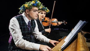 Orkestern. Henrik Wikström på orgel och Veera Railio på violin. Föreställningens orrkester.