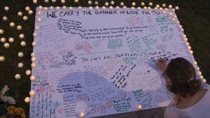 En minnestavla för Jo Cox på Parliament Square i London En minnestavla för Jo Cox på Parliament Square i London