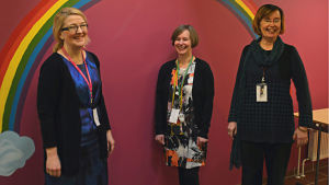 Rektor Satu Suonpää och lärarna Satu Ikkala och Suvi Ora-Vuolanto. Rektor Satu Suonpää, Satu Ikkala och Suvi Ora-Vuolanto i Merituulen koulu