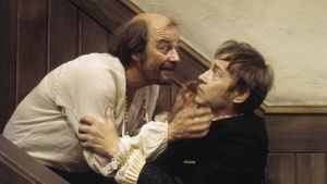 Paavo Pentikäinen ja Matti Oravisto televisioteatterin näytelmässä Tartuffe vuonna 1976.