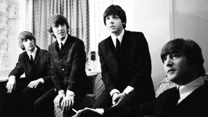 Då Beatles gjort slut och Paul McCartney spelade med Wings i Helsingfors var det cirka femtio personer i publiken. En pressbild på The Beatles klädda i kostymer.