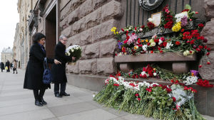 Åklagarmyndigheter har väckt åtal mot tre personer som tros vara inblandade i attacken i S:t Petersburg. Blomor utanför en metrostation i St Petersburg där en terrorattack utfördes i april 2017