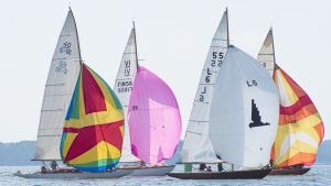 Skärgårdskryssaren 40 Mariann med Ålands färger på spinnakern, nordiska sexan Sjöhäxan, 5.5m Skylark med fågeln på spinnakern, 6mR Puckie med gul-röd spinnaker Segelbåtar på Erstan.