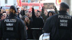 Demonstranter som protesterar mot Pegida på lördagen i Köln Motdemonstranter till Pegida-demonstration i Köln 9.1.2016