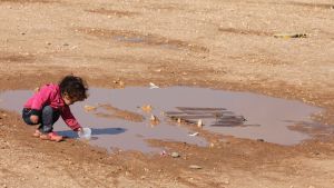 Närmare en halv miljon syrier har mist livet och över hälften av befolkningen har tvingats fly sedan kriget bröjade år 2011. Bilden är från flyktinglägret Zaatari i Jordanien. Ett syriskt flyktingbarn i flyktinglägret Zaatari vid den jordanska staden Mafraq nära den syriska gränsen.