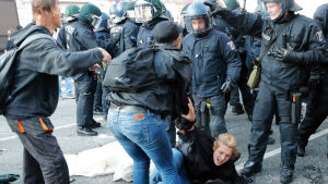 Polisen och demonstranterna drabbar samman. Demonstranter drabbar samman med polisen i Hamburg.