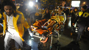 År 2017 inleddes också i dystra tecken. 39 personer dödades i en nattklubb i Istanbul under nyårsnatten. En skadad person förs till ambulans av vårdpersonal.