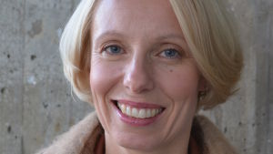 Martina Landén-Westerholm. En närbild av en skrattande kvinna. Hon heter Martina Landén-WWesterholm.