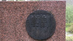 Bricka vid monumentet i Dragsvik. Bild på ett märke som det står Ekenäs på. Märket är på ett monument i Dragsvik för de som dog i Dragsviks fångläger 1918