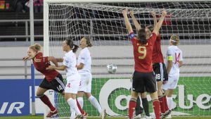 Kim Kulig (14) gör mål på England i EM-finalen i Helsingfors 2009. Tyskland vann 6-2. Tyskland vann EM 2009, gör mål mot England.