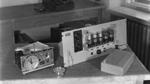Syncro-Clock-kello ja saksalaisen aikamerkkisignaalin vastaanottoon tarkoitettu radio 1945. Syncro-Clock-tahtikello sekä ulkomaista aikamerkkisignaalia vastaanottava radio vuonna 1945.