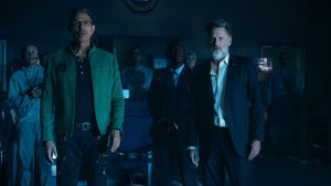 David Levinson (Jeff Goldblum) och president Whitmore (Bill Pullman) står och ser förvånade ut.