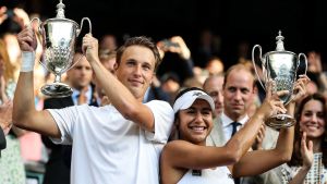 Henri Kontinen, Heather Watson och brittiska kungligheter. Henri Kontinen och Heather Watson lyfter segerpokalerna i Wimbledon.