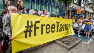 Taner Kilic, ledaren för Amnesty i Turkiet, är en av många som har åtalats för terrorism. Demonstranter vill att Taner Kilic, ledaren för Amnesty i Turkiet, ska släppas fri.