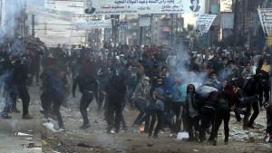Mellan 800 och 1 100 mänskor dödades då Muslimska brödraskapets och andra Mursi-anhängares demonstrationsläger skingrades i augusti 2013. Ingen har dömts för våldet mot demonstranterna, medan över 1 000 demonstranter har fått preliminära dödsstraff för våldsamheterna som krävde 8 polisers liv. Anhängare till Muslimska brödraskapet demonstrerar i Kairo år i januari 2014.