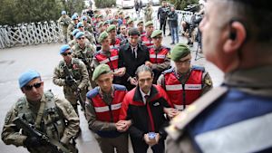 Två gripna turkiska soldater eskorteras av soldater till en domstol i Ankara 21.2.2017 Två gripna turkiska soldater eskorteras av soldater till en domstol i Ankara 21.2.2017