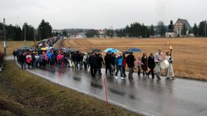 Deltagande i Kärlekens Väg då den ordnades 2015. Flera människor deltog i processionen år 2015.