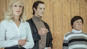 Cigdem Teke, Christian Löber och Walter Hess i Susanne Kennedys regi. Scen ur föreställningen.