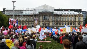 Demonstration mot tvångslagarna på järnvägstorget i Helsingfors Löntagarmanifestation på Järnvägsstorget i Helsingfors 18.9.2015