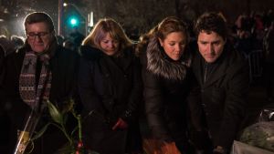 Quebecs borgmästare Regis Labeaume, hans fru, premiärminister Trudeaus hustru Sophie Gregoire och Justin Trudeau (längst till höger) lägger ner blommor utanför det islamiska kulturcentret i Quebec. Quebecs borgmästare Regis Labeaume, hans fru, premiärminister Trudeaus hustru Sophie Gregoire och Justin Trudeau (längst till höger) lägger ner blommor utanför det islamiska kulturcentret i Quebec