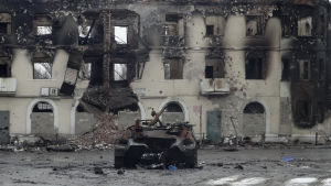 Pansarfordon som skadats under hårda strider i Ugletorsk nära Debaltseve 4.2.2015