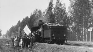 juna pysähtyy ensimmäistä kertaa Huumolan seisakkeella 1920-luvulla