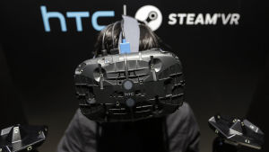 Du styr VR-hjälmen med en vanlig spelkontroll eller två små kontroller som gör att du kan flytta på saker i spelet med händerna. Oculus Rift på presskonferens
