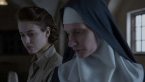 Kämpande kvinnor. Den franska läkaren Mathilde (Lou de Laâge) och den polska nunnan Maria (Agata Buzek) möts under dramatiska omständigheter. Läkaren Mathilde (Lou de Laâge) och nunnan Maria (Agata Buzek) står sida vid sida.