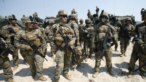 Amerikanska marinsoldater uppställda framför pansarfordon.