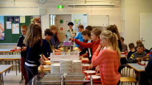 I Kållby-Heimbacka skola ber eleverna bordsbön innan maten. I Kållby-Heimbacka skola ber eleverna bordsbön innan de går till matsalen.