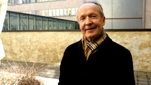 Eero Tarasti, professor i musikvetenskap förlörade i torsdags en fjärdedel av sin personal. Eero tarasti, professor i musikvetenskap vid Helsingfors universitet har nyligen fått reda på att universitetet avskedar två lektorer i konstmusik.