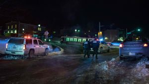Poliser och räddningsfordon utanför en moské i Quebec, Kanada, där fem personer uppges ha dött i en skjutning.